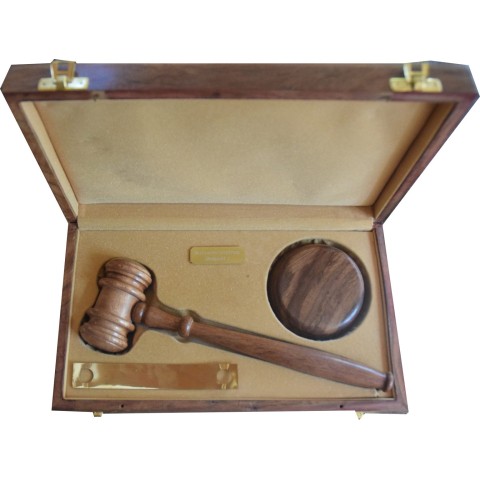 Luxe Houten Geschenkdoos met Voorzittershamer en Slagblok inclusief inscriptie.