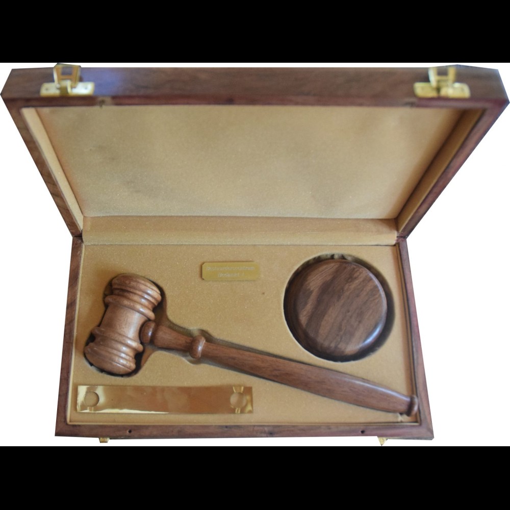 Luxe Houten Geschenkdoos met Voorzittershamer en Slagblok inclusief inscriptie.