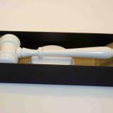 Witte Voorzittershamer met inscriptie: Het Zuivere Symbool van Verbinding en Ceremonie