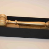 Gouden Voorzittershamer met inscriptie: Het Ultieme Symbool van Leiderschap