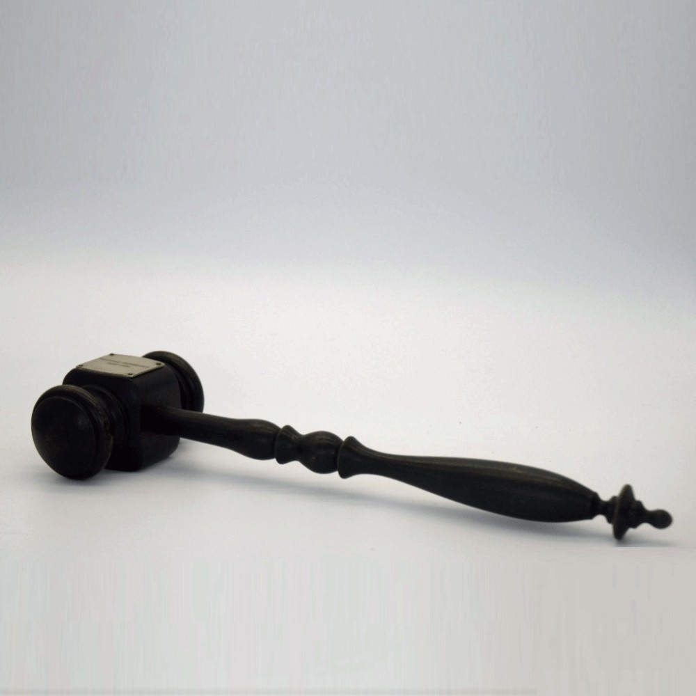 Klassieke ebbenhouten hamer met graveerplaat (collectors item)